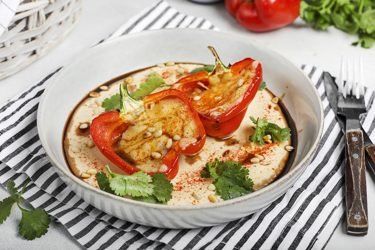 Израильский хумус из красной чечевицы со сладким перцем и сыром