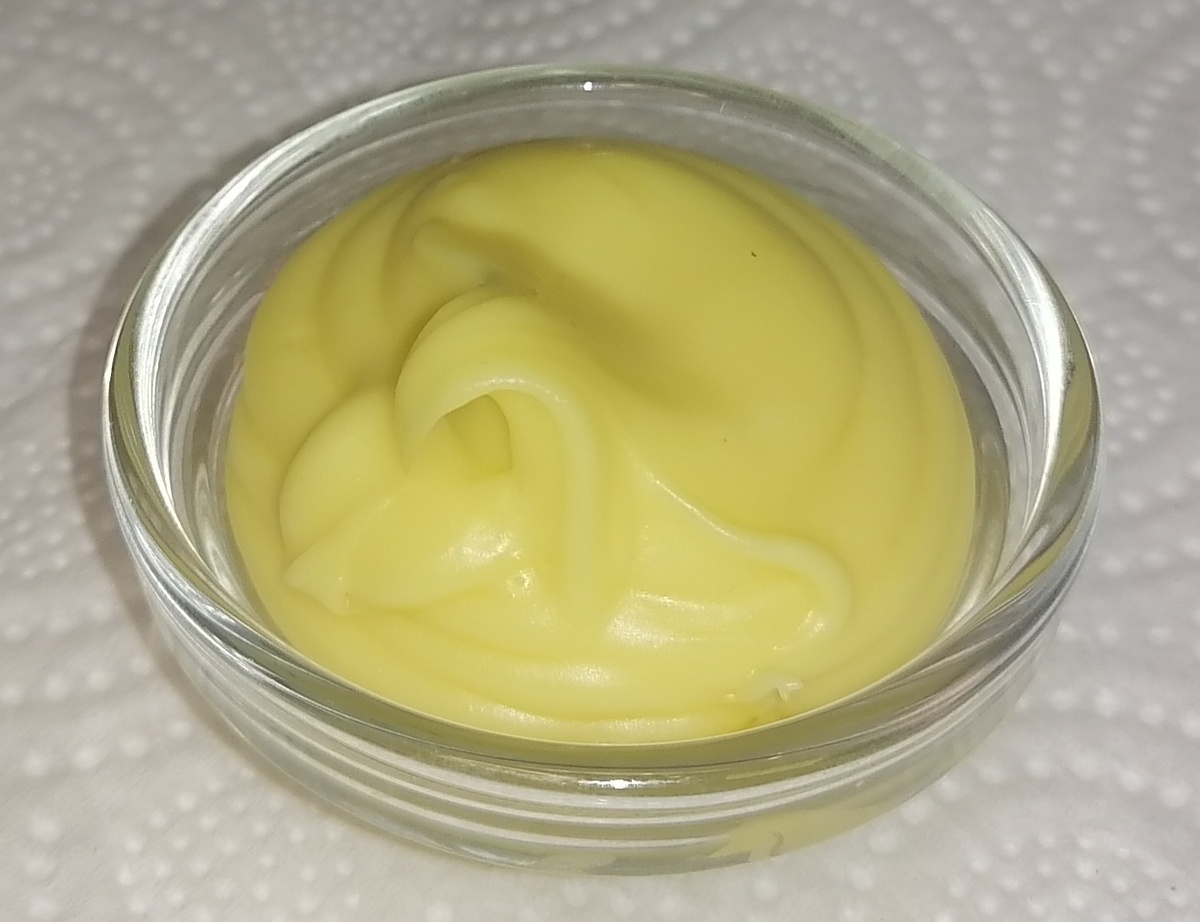 Выложенный в стеклянную ёмкость сразу после приготовления и остывший в комнатных условиях колд-крем из оливкового масла, розовой воды и пчелиного воска. Фото автора