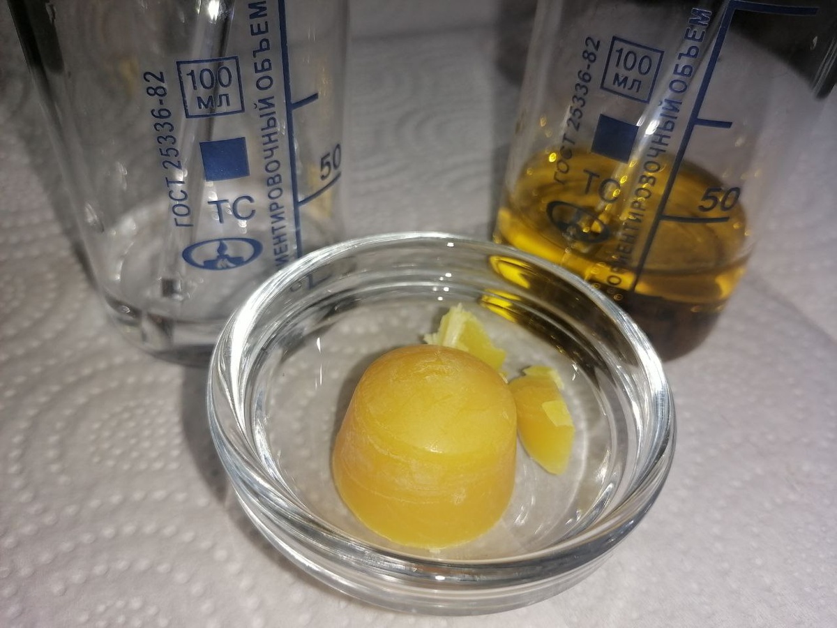 Отмеренные для колд-крема ингредиенты (в обоих лабораторных стаканчиках находятся стеклянные палочки для перемешивания). Вся посуда и стеклянные палочки предварительно простерилизованы. Фото автора