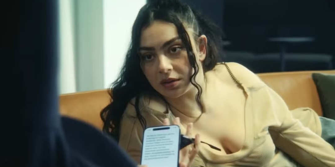 Фильм «Момент» с Charli XCX и Александром Скарсгардом выйдет в России