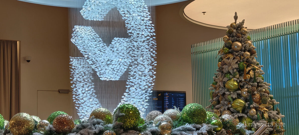 Новогодние гирлянды добавляют волшебства и ощущение, что ты на правильной стороне аэропорта