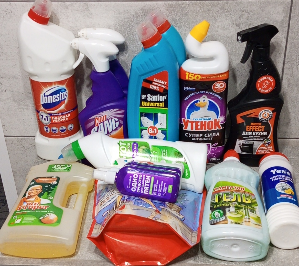 Стирального порошка осталось немного, не знаю, хватит ли на месяц. Кондиционером и пр. не пользуемся. Средство для мытья посуды в  дозаторе ещё есть.