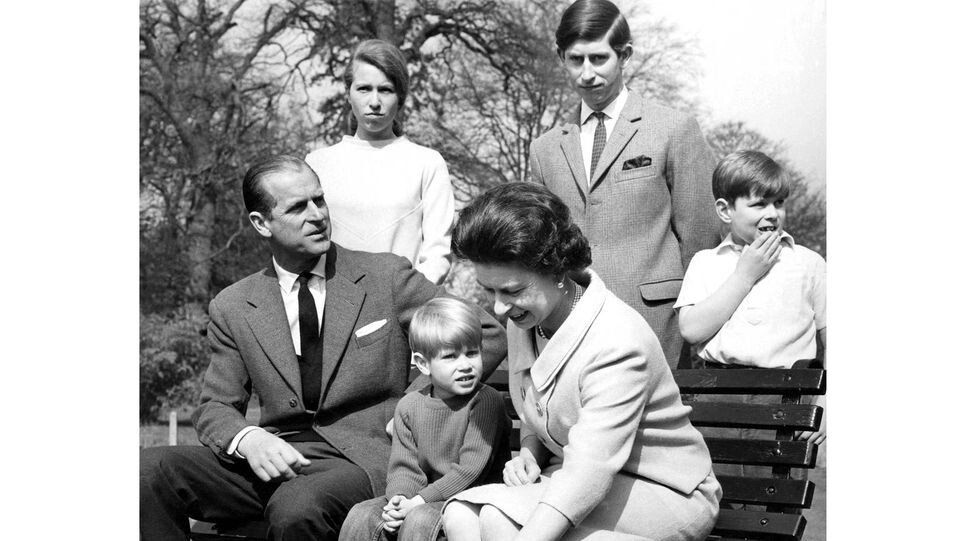    Королевская семья, принц Эндрю справа, прикрывает рукой рот. imago stock&people / www.globallookpress.com