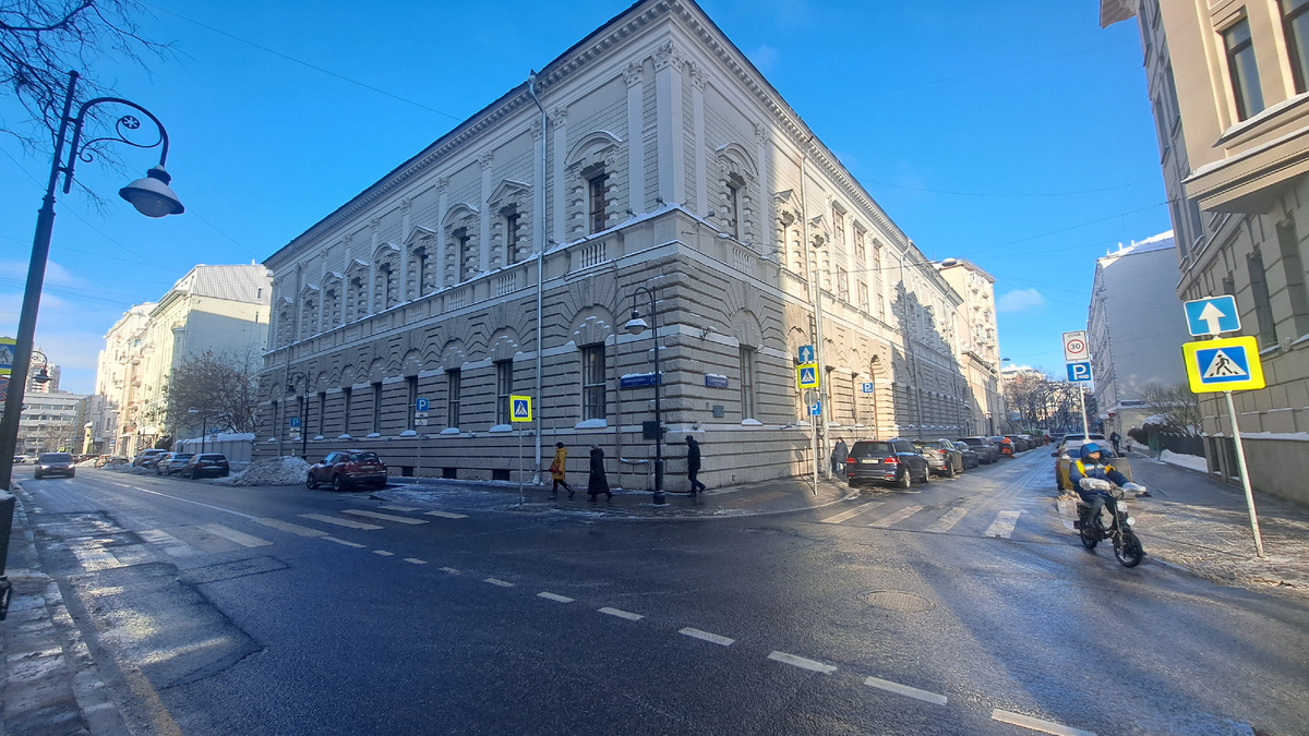 Угол Спиридоновки и Большого Патриаршьего переулка