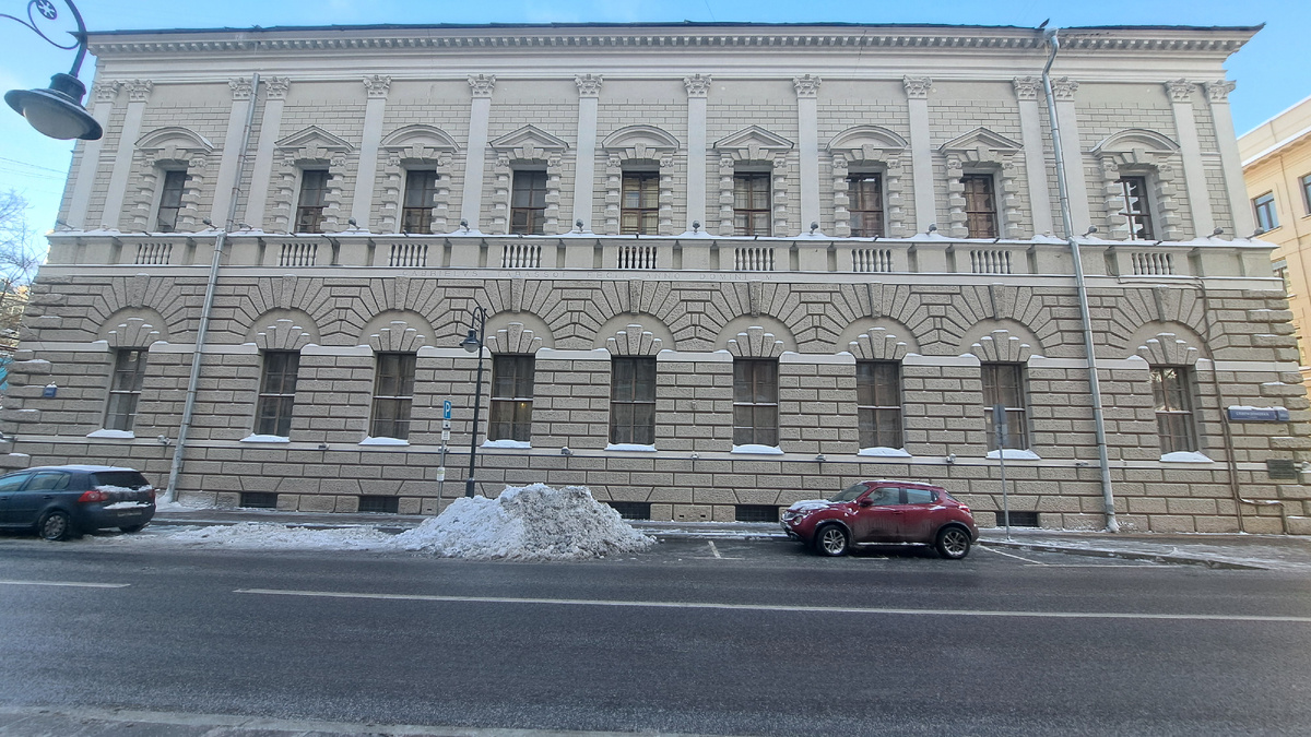 Первый этаж выше второго - в этом отличие от итальянского прототипа.