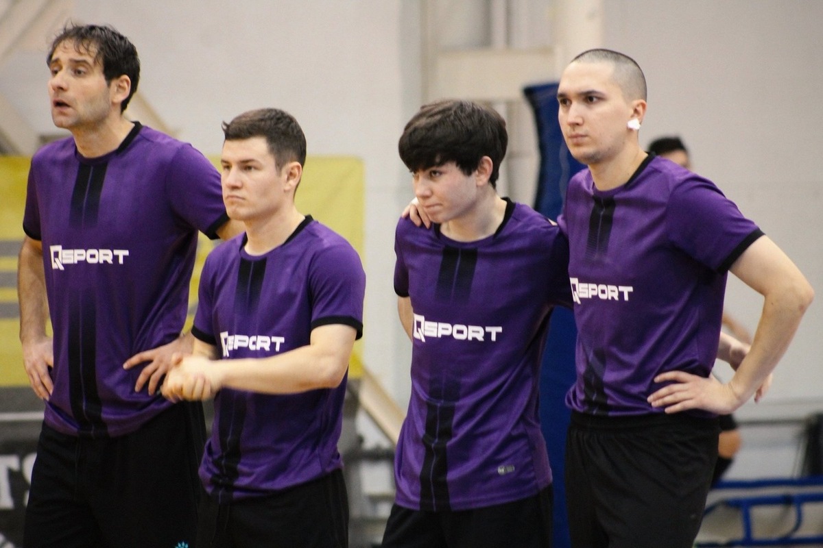    Играющий тренер Алексей Фомичев (крайний слева) с партнерами по команде . предоставлено федерацией футбола Татарстана