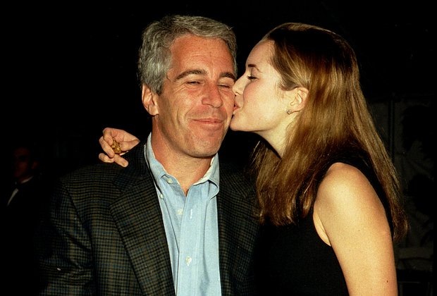    Американский финансист Джеффри Эпштейн и норвежская студентка Селина Мидельфарт на благотворительном теннисном турнире ProAm в поместье Мар-а-Лаго, Палм-Бич, Флорида, 22 февраля 1997 года. Фото: Davidoff Studios / Getty Images