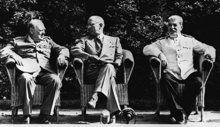    Морской узел Потсдама. Как Сталин и Черчилль делили наследство Кригсмарине? Потсдамская конференция. Групповой портрет лидеров в креслах. Фото: waralbum.ru