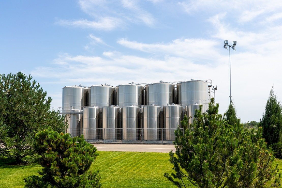 Уличные емкости в цеху розлива игристых вин г. Темрюк