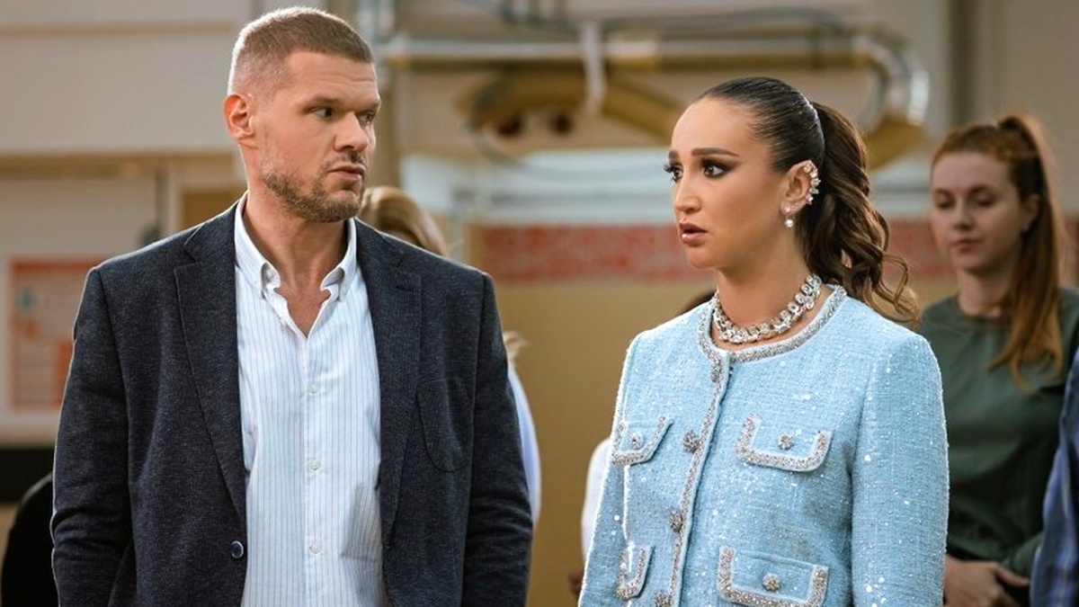 Владимир Яглыч и Ольга Бузова в фильме «Равиоли Оли»
Источник : https://realnoevremya.ru/articles/380611-olga-buzova-predstavila-v-kazani-film-ravioli-oli