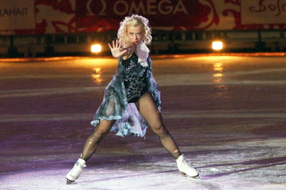    Оксана Баюл во время показательных выступлений лучших фигуристов мира на Красной площади в 2006 году. / Руслан Кривобок/РИА Новости