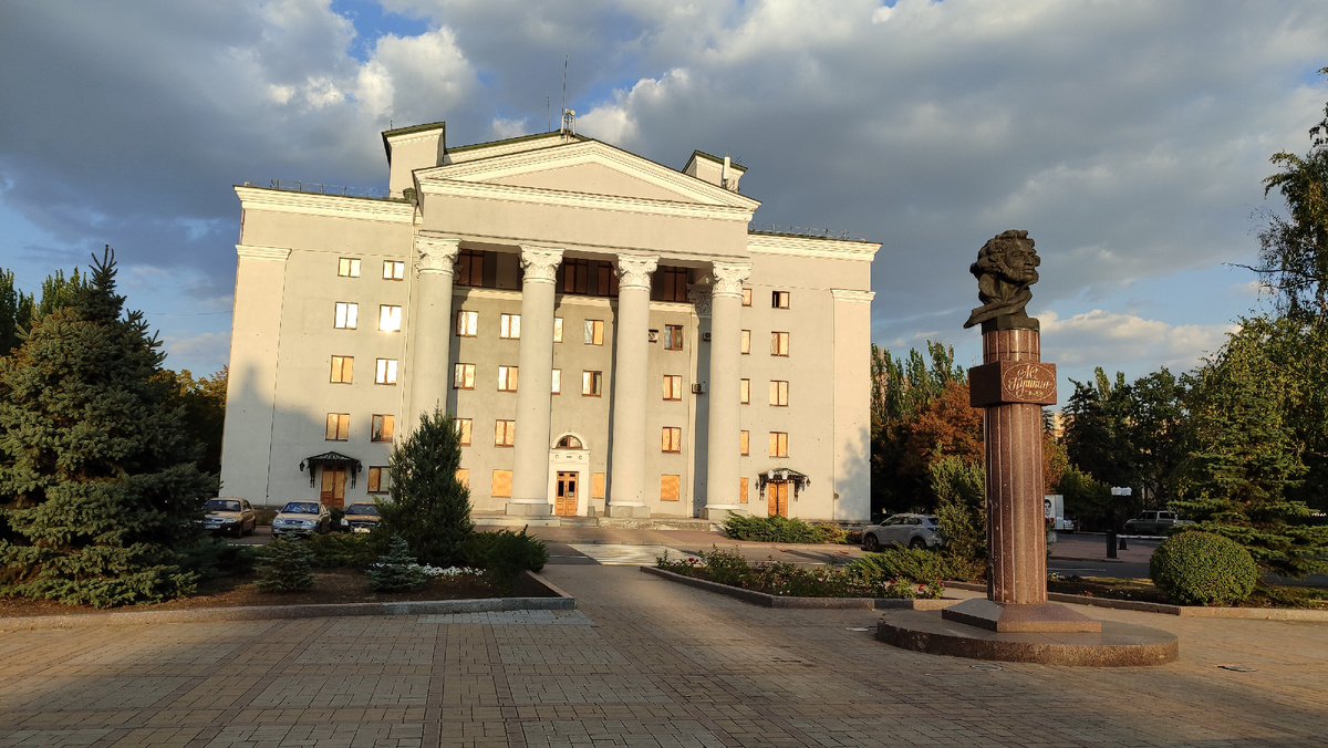 Донецк, самый центр города. Окна драмтеатра со стороны бульвара Пушкина, закрытые фанерой.