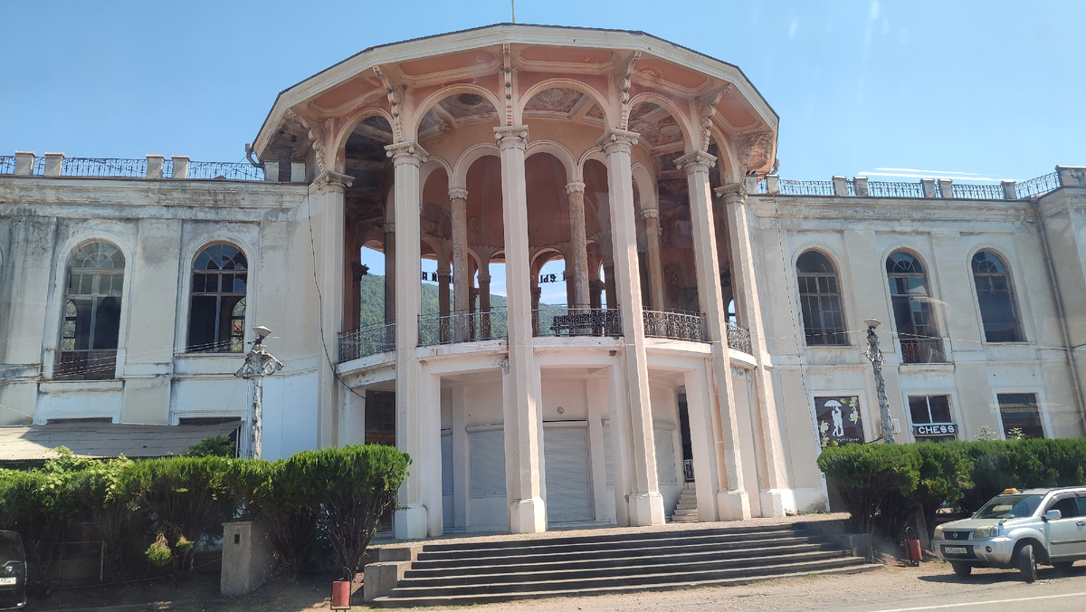 Новый Афон, здание вокзала летом 2024-го. Сейчас оно выглядит гораздо лучше, но реставрация ещё идёт.