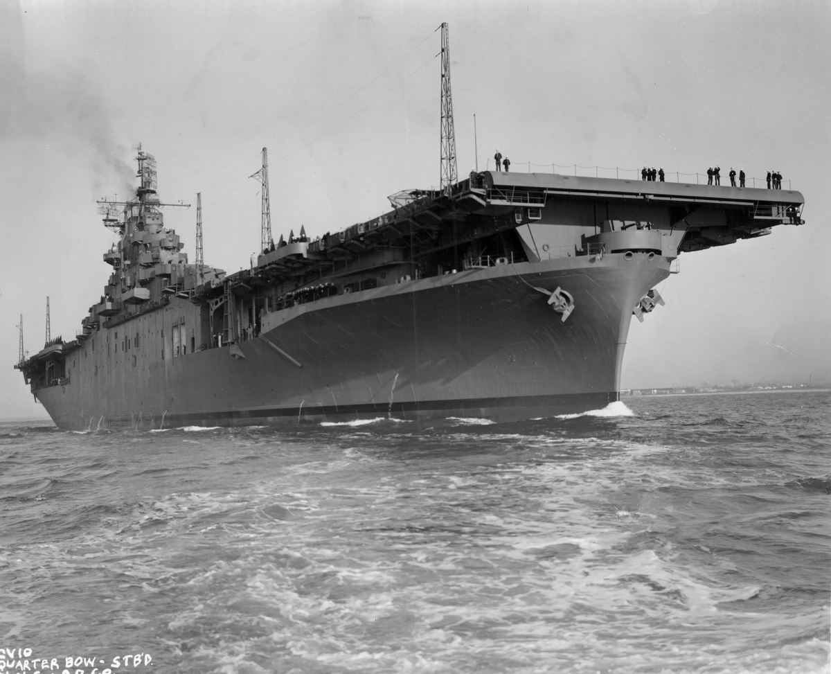 Гордость американского флота - авианосец "Йорктаун", ушел на дно после атаки японской субмарины во Второй мировой. 