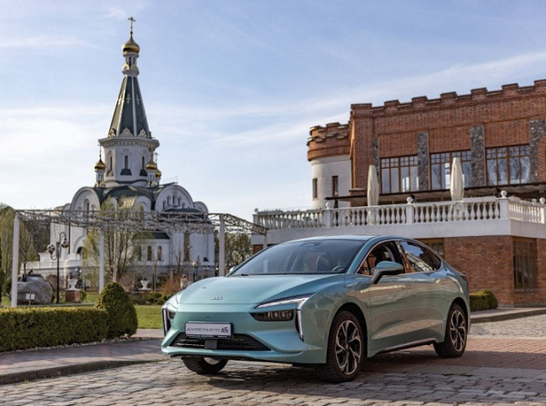 Фото: АМБЕРАВТО. Согласно данным агентства «АВТОСТАТ», в октябре 2025 года в России было реализовано 358 электрических седанов АМБЕРАВТО А5.