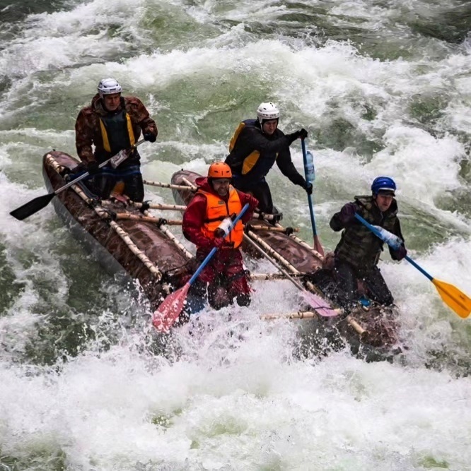 Когда ты не один, то многое можно преодолеть. Фото из личного архива. Сын покоряет реки Алтая