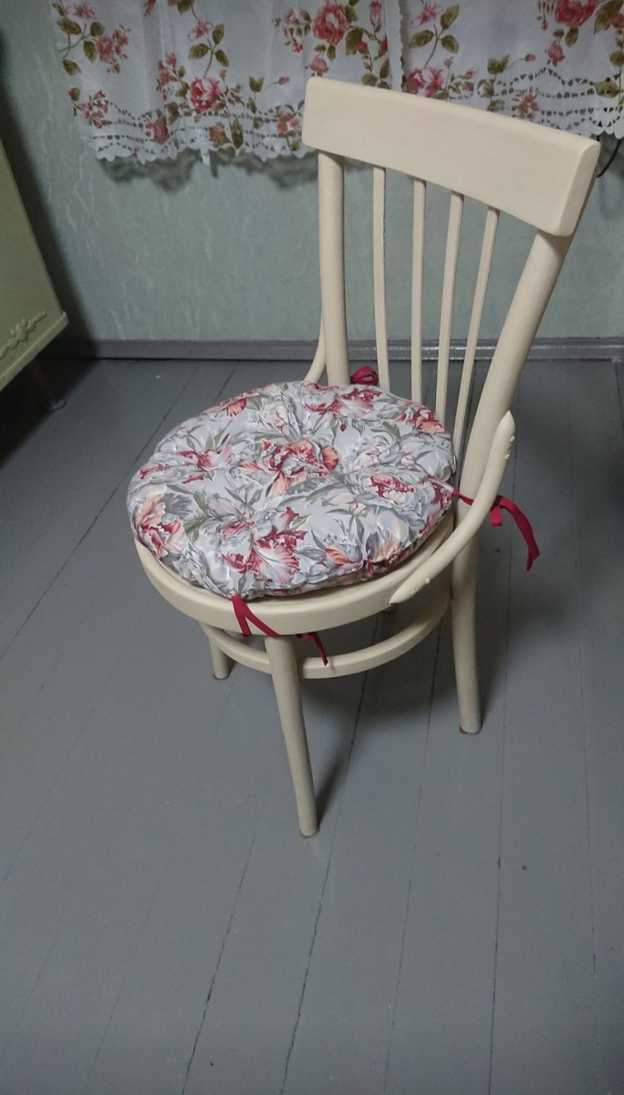 Стул перекрашенный в цвет слоновая кость