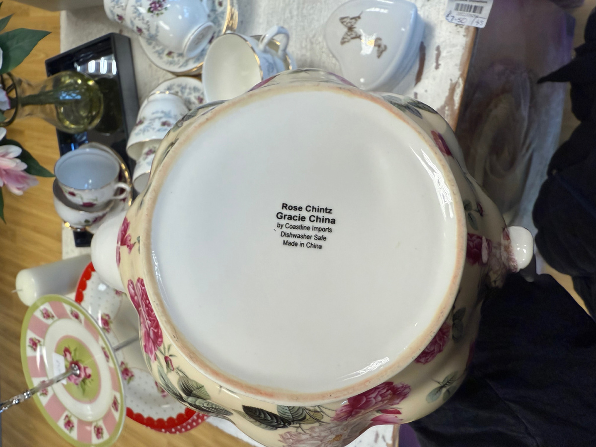 На дне чайника написано, что это чинц с розами. Чайник нашла в магазине благотворительности. Сам чайник вы видите на фото выше. Фотография из личного архива. 