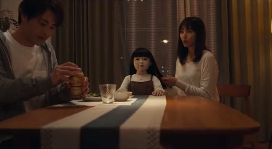 Кадр из фильма «Кукольный домик» (2025): Ёсие, Тадахико и кукла