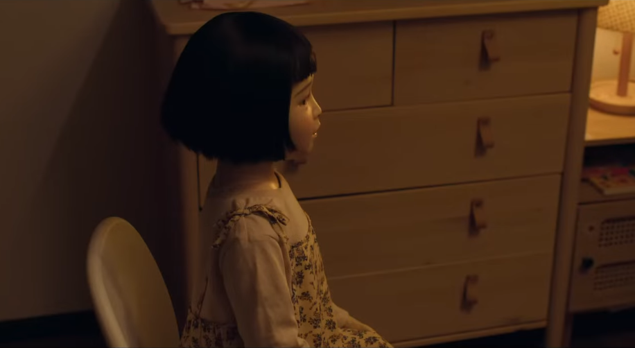 Кадр из фильма «Кукольный домик» (2025): кукла Айя