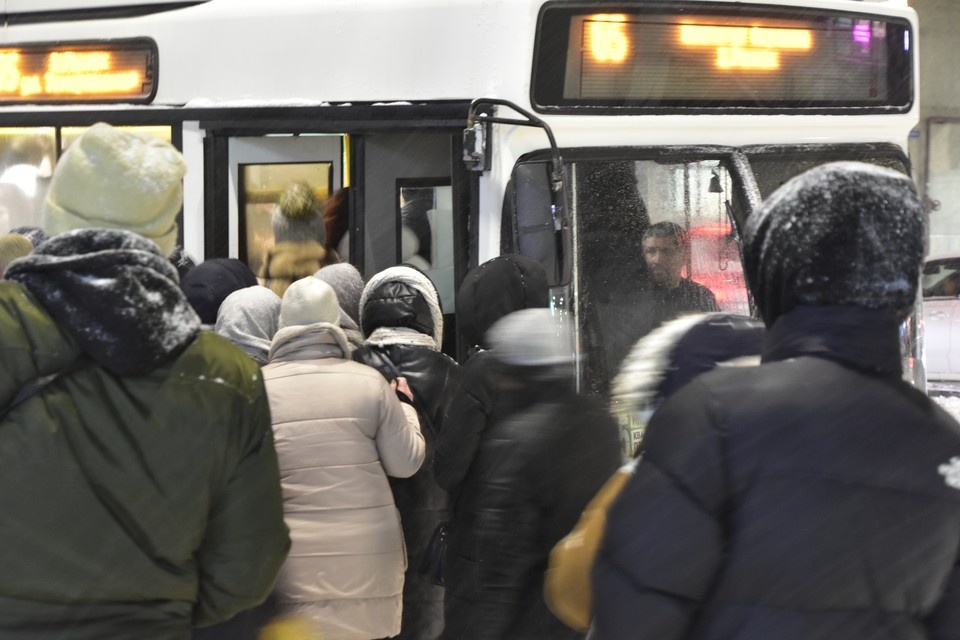    Пассажиры после часового ожидания на морозах штурмовали автобусы. Дмитрий КУТЕПОВ
