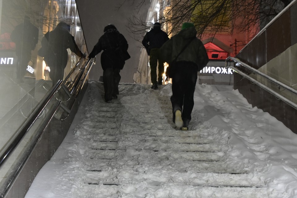    К утру притоптанный снег станет скользким. Дмитрий КУТЕПОВ
