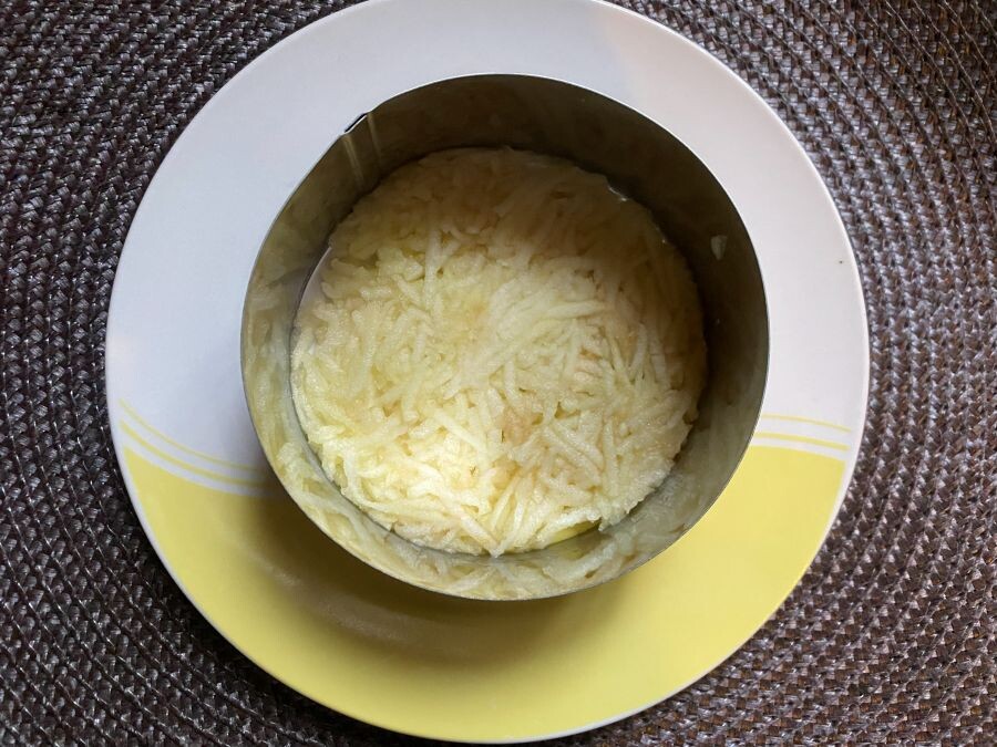 Первый слой яблоко, натертое на терке для корейской моркови