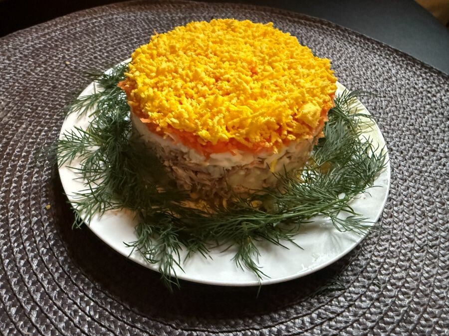 Тунец в с/с, яйцо, лук репчатый, яблоко, сырая морковь, домашний майонез