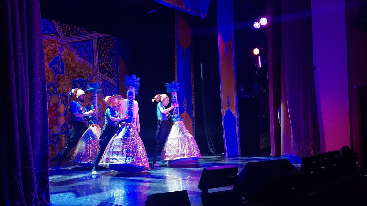 Обзор с наших боковых мест. Второй ряд, места 17 и 18.