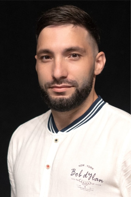 На фото: Альберт Хидирнебиев / https://dagrusteatr.ru/artisty/albert-khidirnebiev