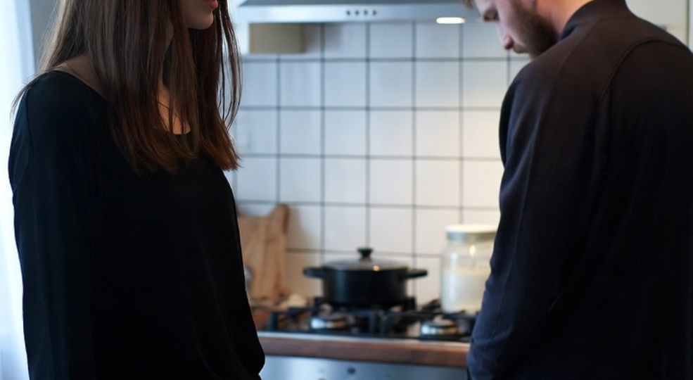 В тот день Оксана решила постирать белье и увидела на рубашке мужа помаду. Оказалось не просто так