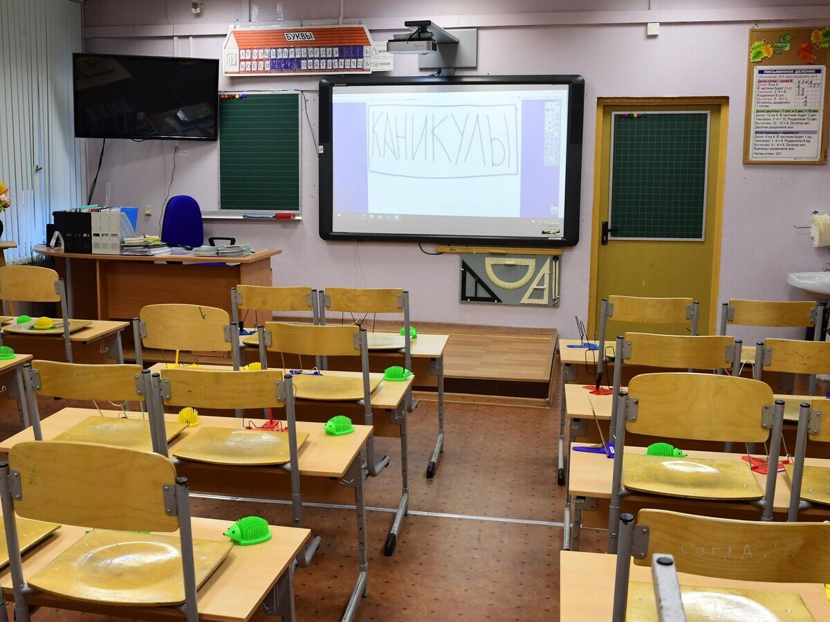    Надпись "Каникулы" на мониторе в учебном классе в московской школе | © РИА Новости / Алексей Майшев