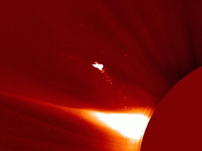    Солнечный Феникс 3.0: Всплеск плазменной активности, сопоставимый с размером Юпитера, вновь ставит под угрозу мировую экономику и психическое здоровье.