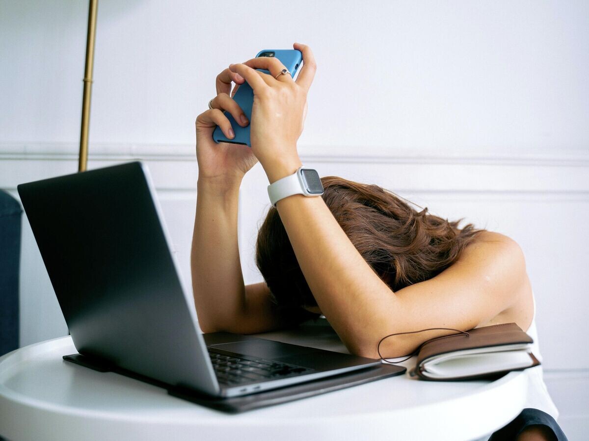    Девушка работает за компьютером | © Pexels/Anna Tarazevich