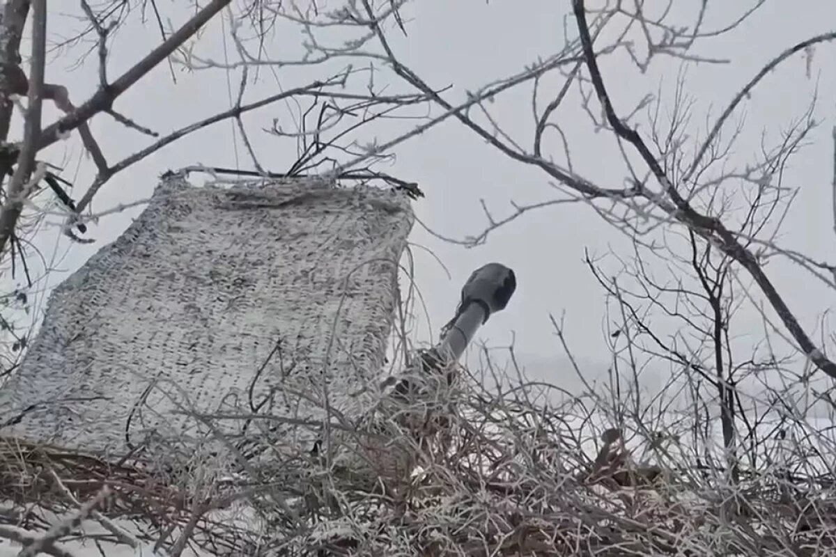    Гаубица «Мста-Б» ведет огонь по врагу из укрытия.