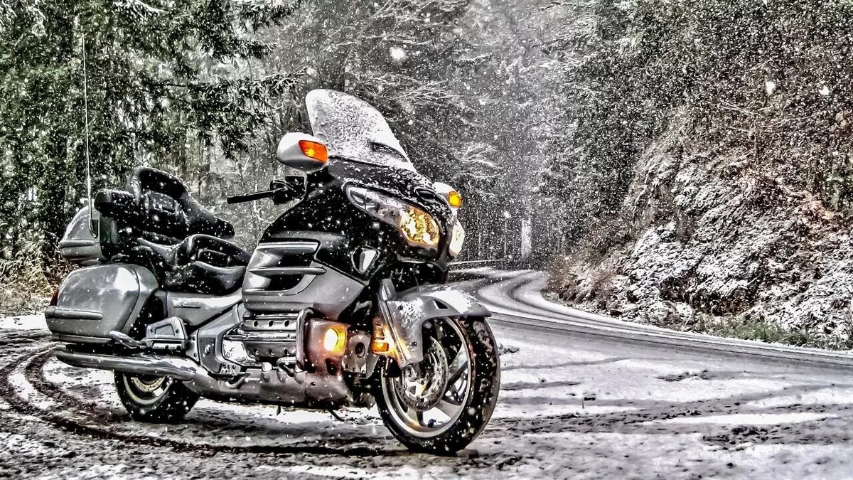 Ездить на мотоцикле зимой можно, но с соблюдением определённых правил. Российское законодательство не запрещает зимнюю эксплуатацию, но требует внимательности и подготовки.