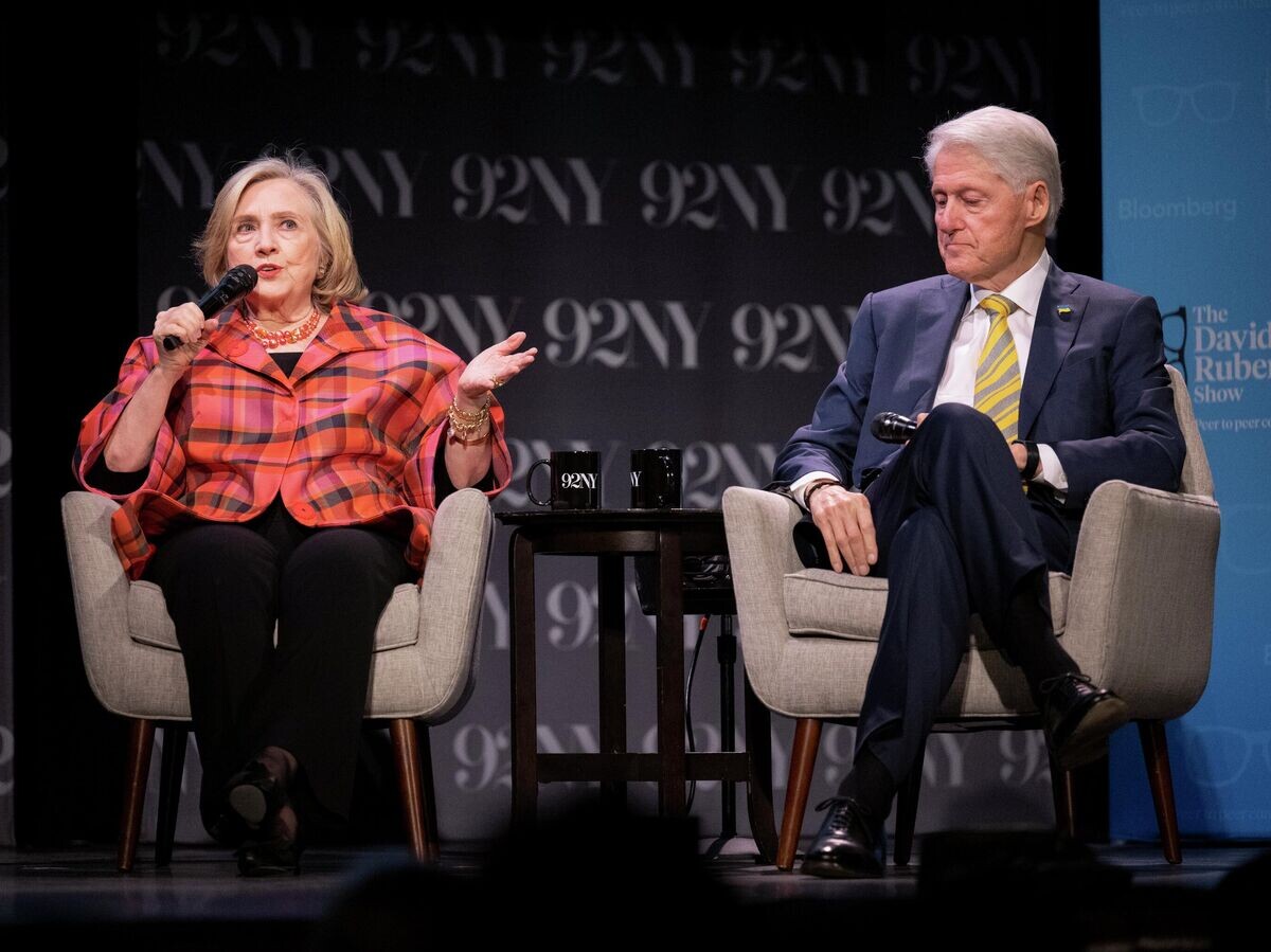     Билл и Хиллари Клинтон | © AP Photo / Evan Agostini