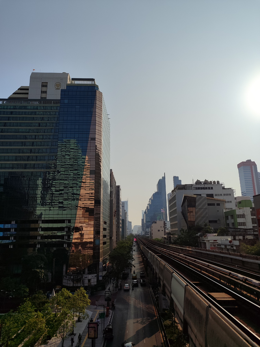 Есть у небоскрëбов одно практическое преимущество: в жару они создают спасительную тень, закрывая собой букашек-людей от испепеляющего света. 