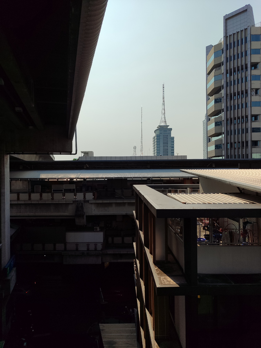 Местами Бангкок похож на дымчатый сон - по его переходам и гигантским мостам через не менее гигантские хайвеи очень приятно ходить под аккомпанемент групп Bôa и Metric. 