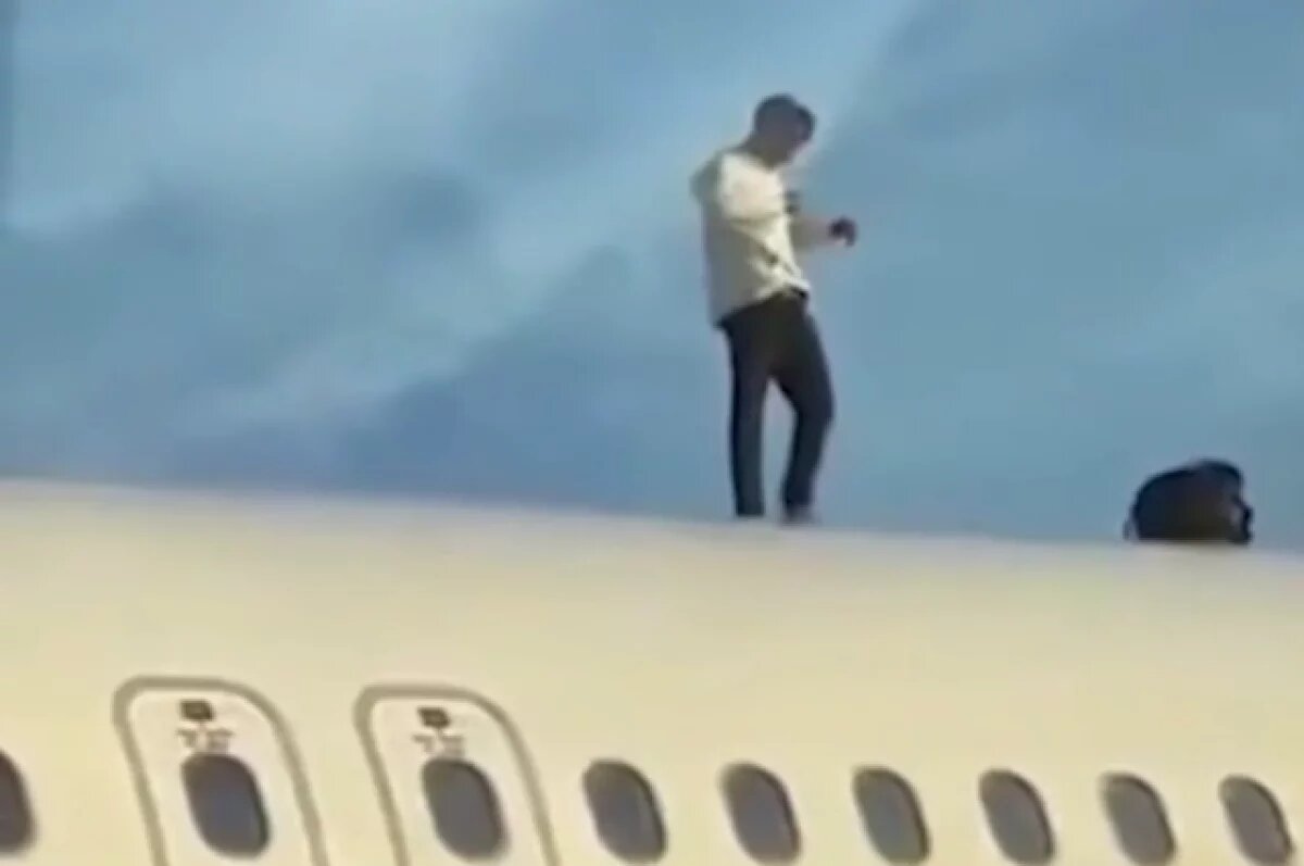    В Испании мужчина устроил танцы на крыше самолёта в аэропорту