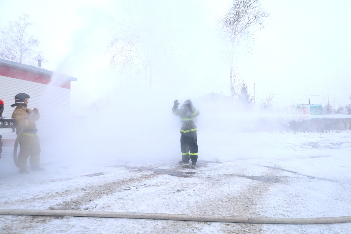 пожарного обливают водой коллеги