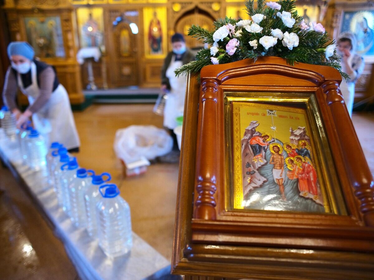    Раздача крещенской воды в храме Святого праведного Иоанна Кронштадтского в Москве | © РИА Новости / Сергей Пятаков