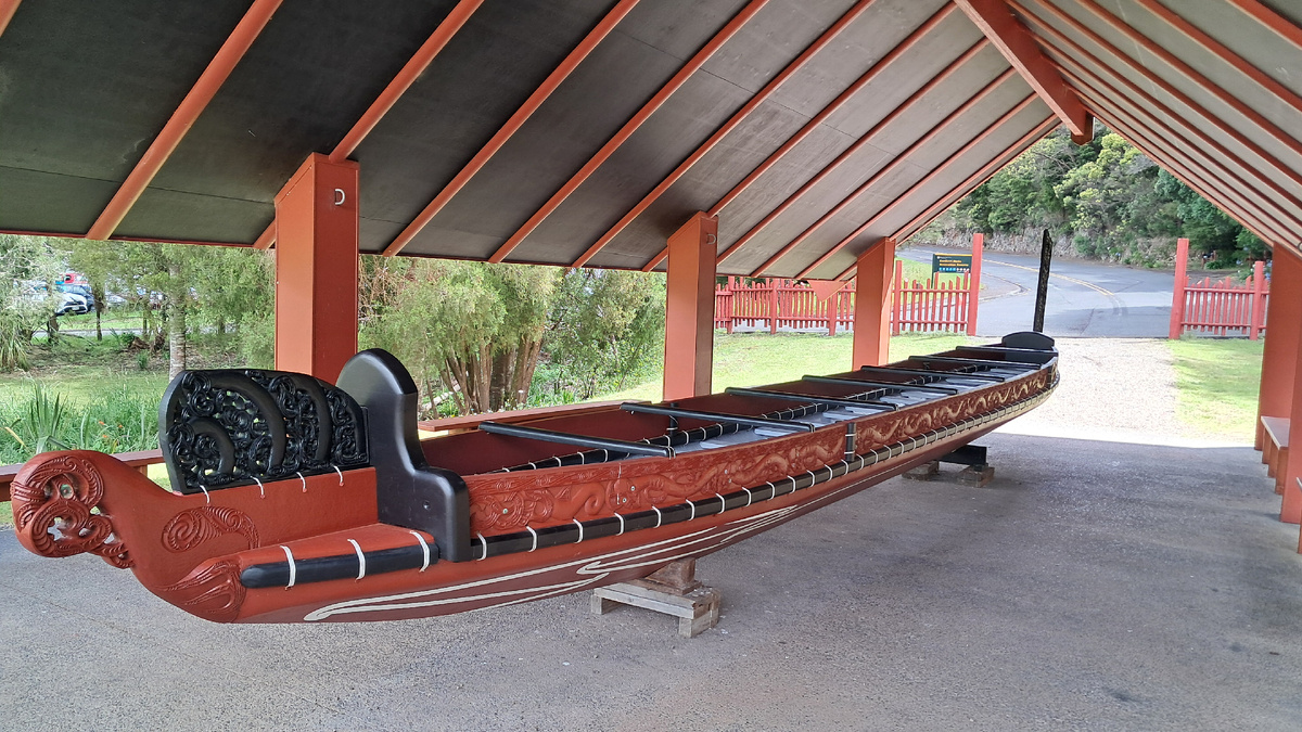 Waka — океанские каноэ, на которых маори осваивали берега Аотеароа.