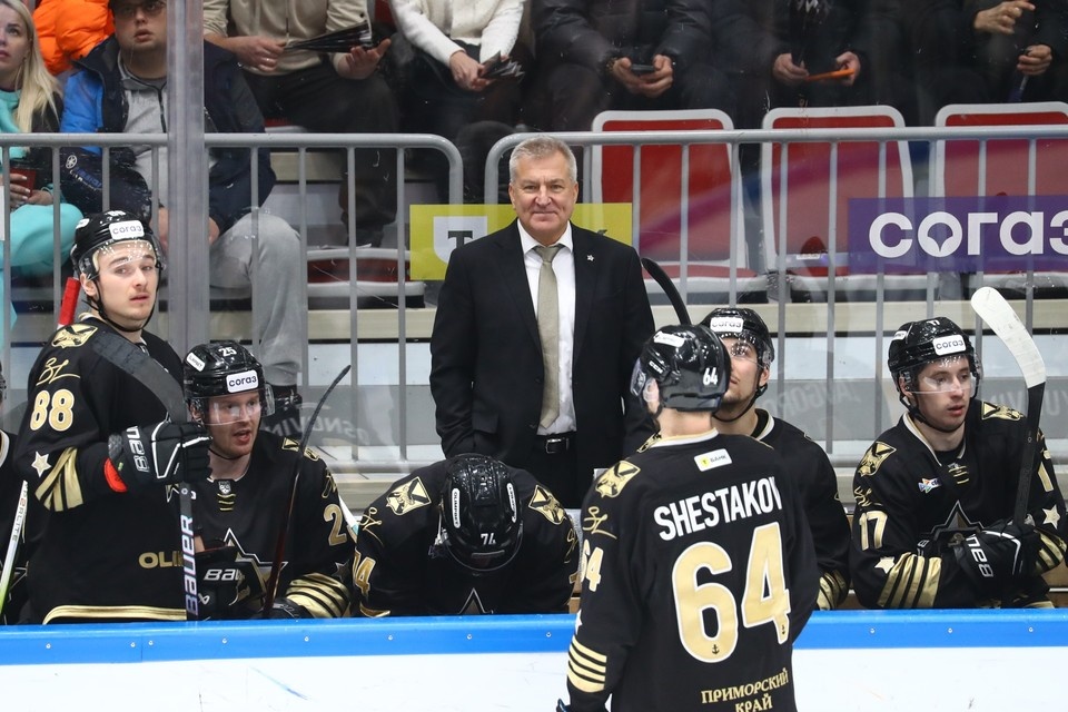    Главный тренер «Адмирала» Олег Браташ остался доволен игрой команды в начале второго периода. Фото: ХК «Адмирал»