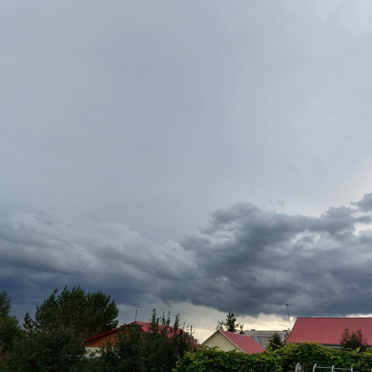 Тучи над соседскими домами у нас в саду в Бельмесево. Вот и у меня так же примерно на канале.