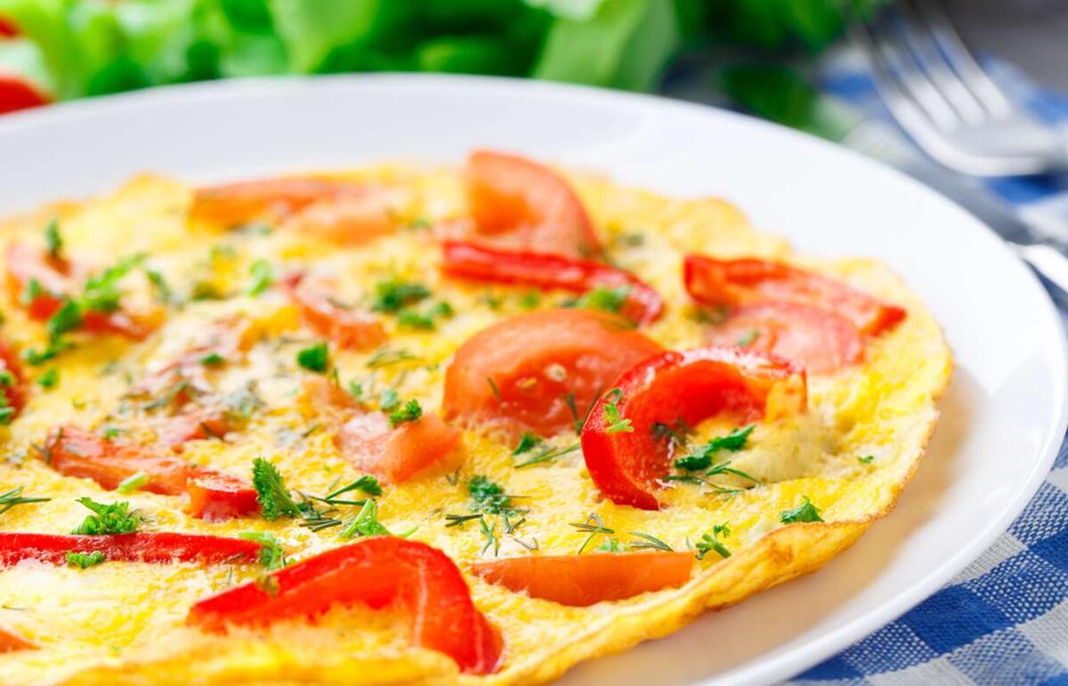 🥚 1. Омлет с овощами (7 мин) Ингредиенты (2 порц.): 3 яйца, помидор, перец, зелень, соль, масло.- Взбить яйца с солью.- Добавить нарезку, жарить под крышкой 5 мин.С хлебом — сытно! Кал: 200.