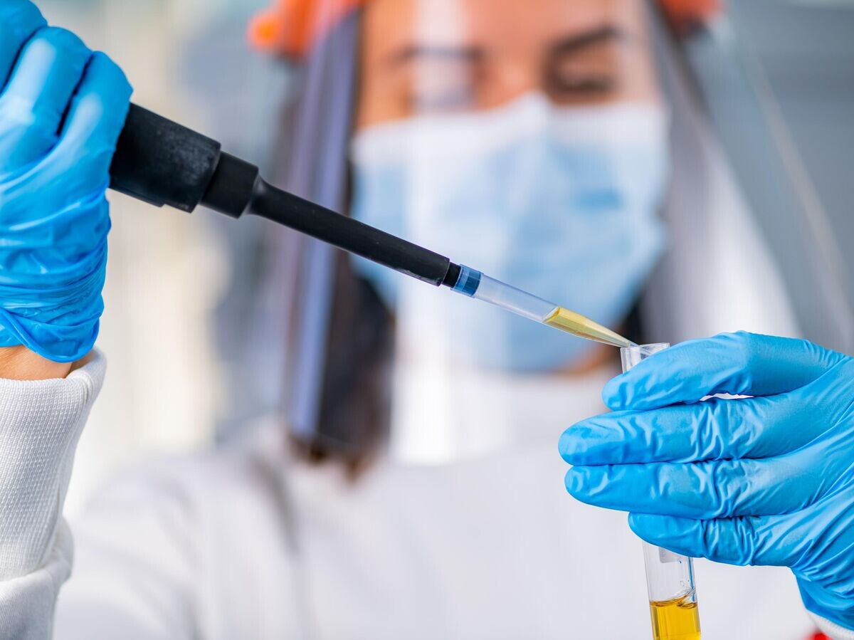    Ученый в лаборатории | © iStock.com / microgen