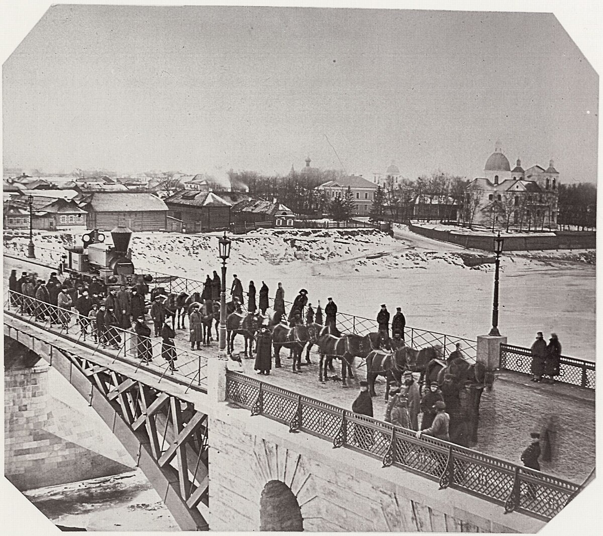 Двина зимой. Транспортировка локомотива на строящуюся железнодорожную линию Орел — Витебск. Фото: Сигизмунд Юрковский