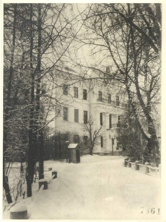 Губернаторский дворец в Витебске зимой. От него вдоль берега Двины устраивали ледяную горку для катания на санках. Фото начала 1890-х годов.