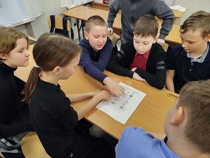 Дети разбирают схему влияния сигарет на организм